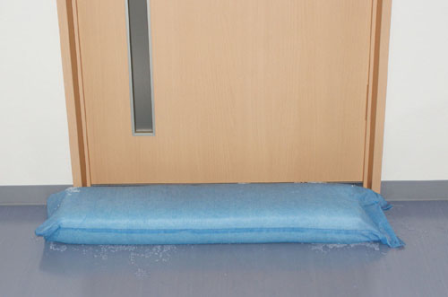 ドアやシャッター付近からの雨水の浸入を防止。「クイック防水堤」を発売します。